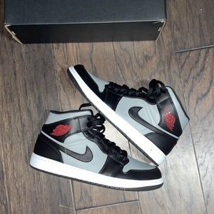 Jordan 1  Mid Shadow Red